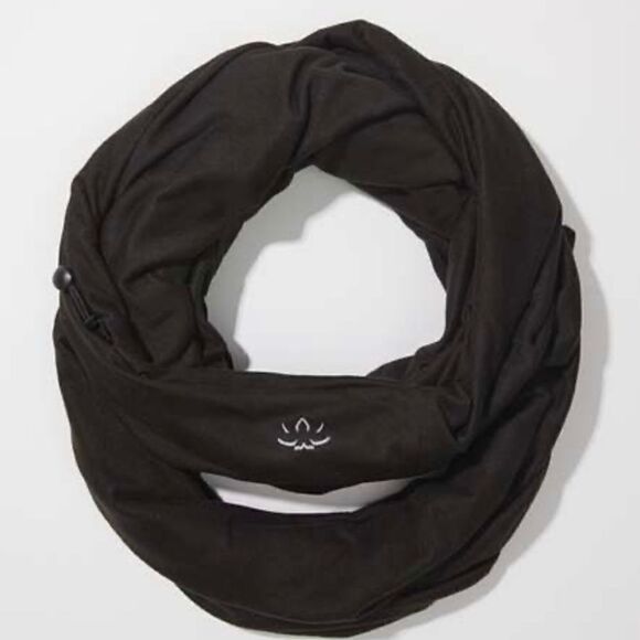 Beyond Yoga Black Infinity Hidden Pocket Scarf - Picture 2 of 5